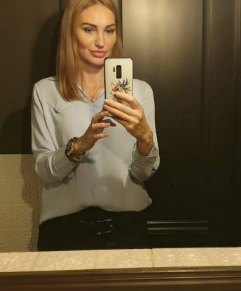 Со мной ты окунешься в мир страсти, нежности и наслаждения. Будь уверен, что я с легкостью разожгу твое желание и удовлетворю все сокровенные фантазии. Я опытна и знаю, как доставить тебе незабываемое удовольствие.
💋 Мои услуги включают классический и эротический массаж, оральные ласки, глубокий минет и многое другое. Я понимаю, что каждый мужчина уникален, поэтому готова принять твои особые пожелания. Встреча со мной станет настоящим праздником для тебя.
🌟 У меня множество положительных отзывов от довольных клиентов - они говорят о моей высокой профессиональности и непревзойденной красоте. Посмотри на мои фото и убедись сам!
📍 Жду тебя в Москве, чтобы подарить тебе незабываемые мгновения нашей встречи. Не упускай возможность испытать настоящий кайф со мной. Звони прямо сейчас и ты не пожалеешь! 💋 Галина